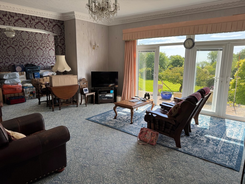 Lot: 142 - DETACHED BUNGALOW WITH STRUCTURAL DAMAGE AND ALMOST 2.5 ACRES WITH SEA VIEWS - The Living Room